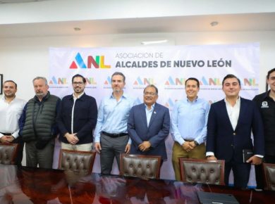 Adrián de la Garza. Adrián de la Garza con Asociación de Alcaldes de Nuevo León. Alcaldes de Nuevo León.