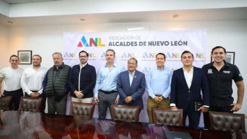 Adrián De La Garza. Adrián De La Garza Con Asociación De Alcaldes De Nuevo León. Alcaldes De Nuevo León. - Especies Políticas