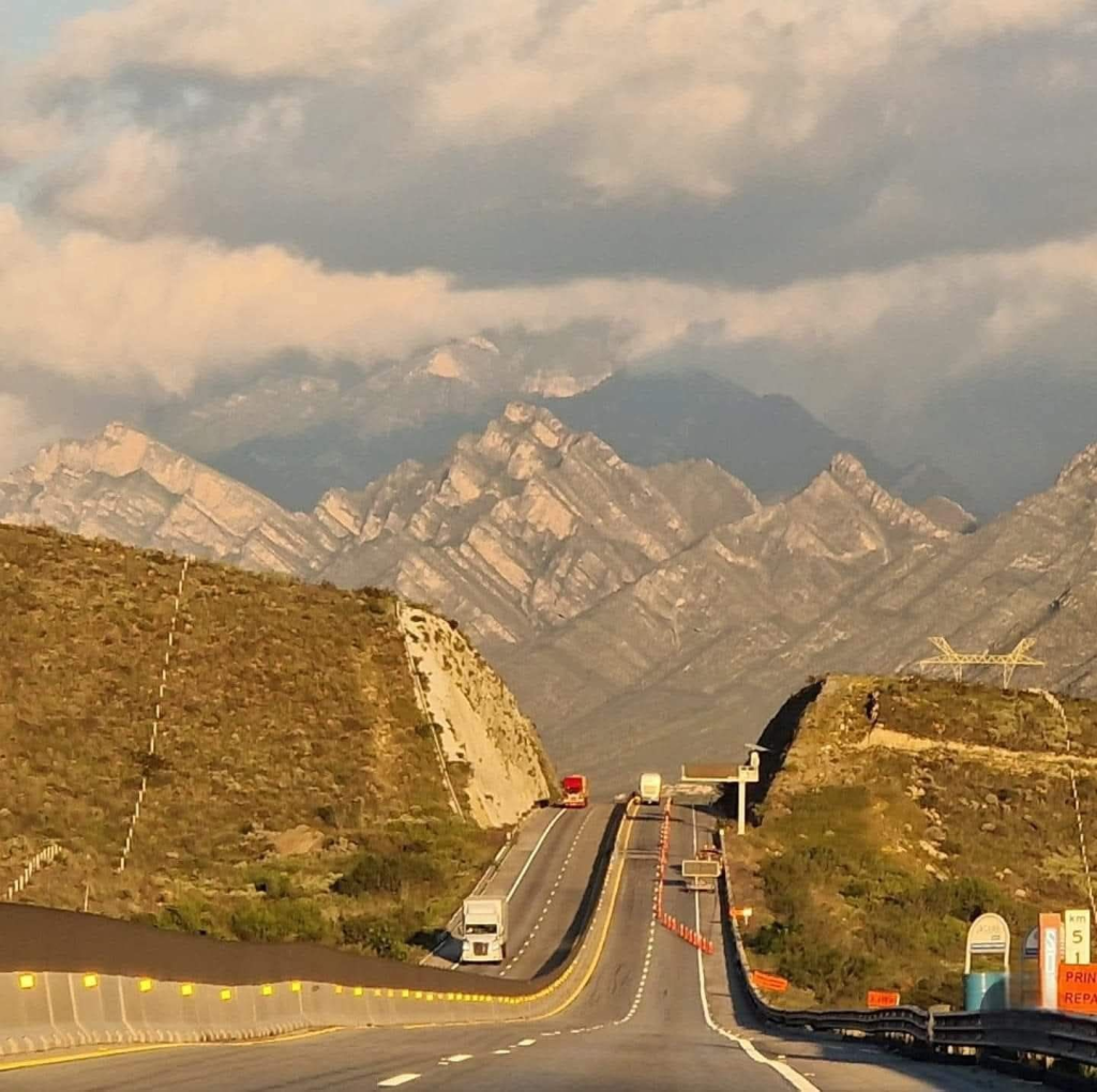 Accidente En Carretera a Saltillo Deja Dos Hombres Lesionados. 