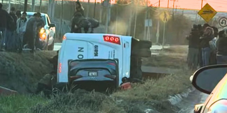 Choque-en-apodaca-apodaca-transporte-de-personal-volcadura-vial-canalón - Especies Políticas Choque-en-apodaca-apodaca-transporte-de-personal-volcadura-vial-canalón - Especies Políticas