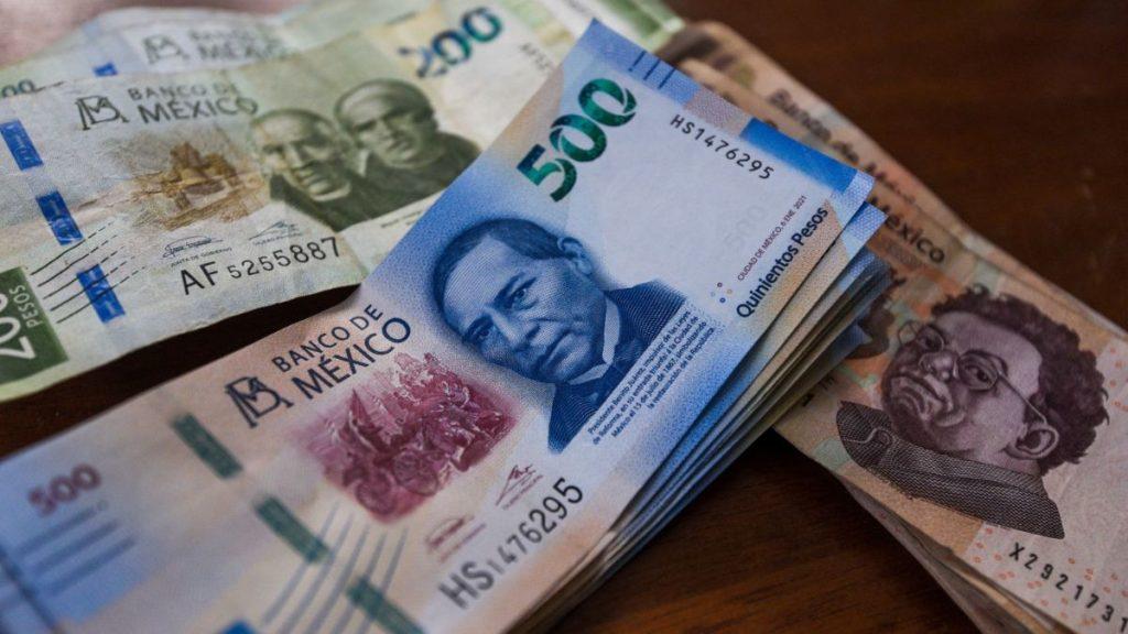 Blue 500-peso Note on Top of Fanned Mexican Banknotes on a Wooden Surface (banco De México) - Especies Políticas