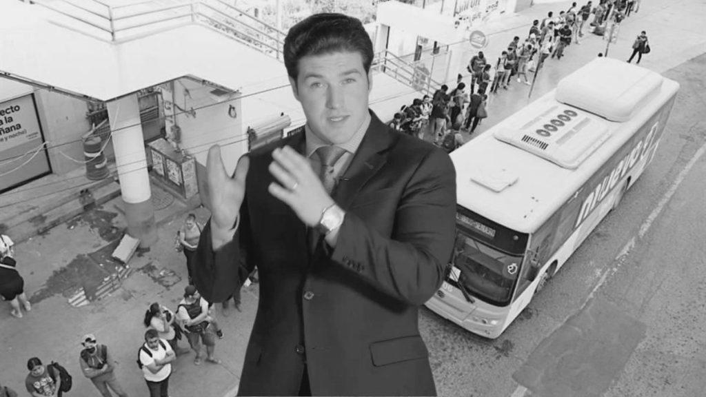 Desvio-de-recursos-de-samuel-garcia - Especies Políticas Male Presenter in a Suit Gesturing Toward the Camera, with a Bus and Crowd in the Background. - Especies Políticas