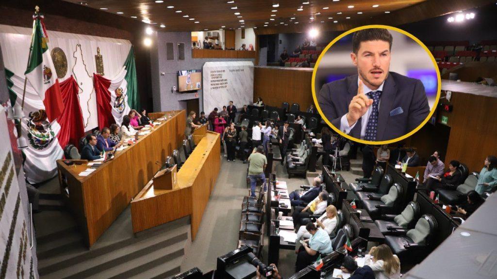 Legislative Chamber with Officials at a Long Dais and Mexican Flags, Audience Seated, and a Circular Inset Portrait of a Man Speaking. - Especies Políticas
