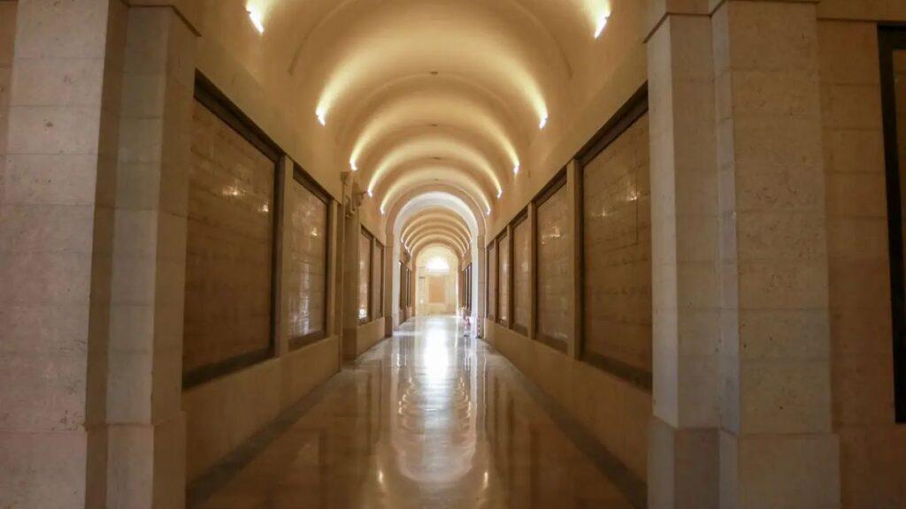 Marble Hallway with a Series of Arched Ceilings and Warm Lighting, Reflecting off a Polished Floor. - Especies Políticas