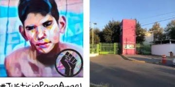 Colorful Mural of a Young Man with a Raised Fist and '#justiciaparaangel' Slogan on the Left; Right Shows a Gated Street Entrance with a Pink Pillar Under a Blue Sky. - Especies Políticas