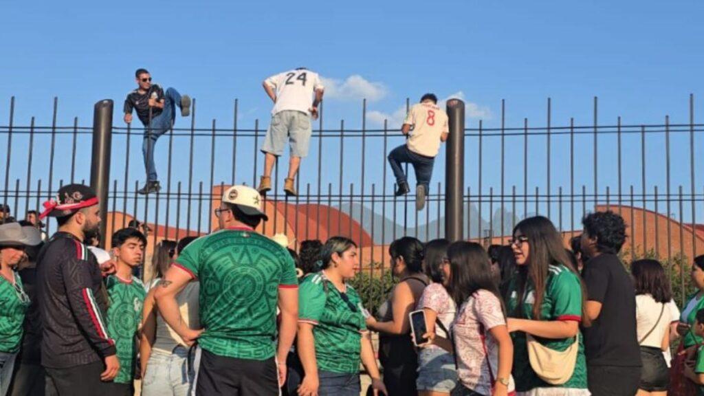 La Fuerza Rebasada Y El Portazo De Aficionados En El Parque Fundidora Por El Mundial - Especies Políticas