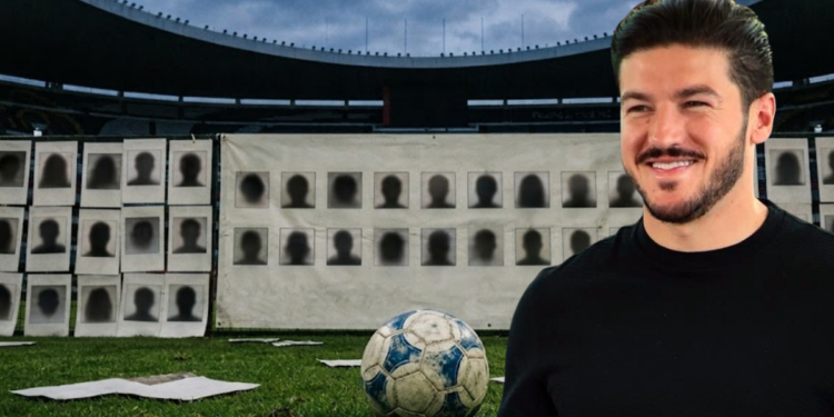 Personas-desaparecidas-en-nuevo-leon-durante-el-mundial - Especies Políticas Smiling Man in a Black Shirt Standing on a Soccer Field with a Blue-and-white Soccer Ball at His Feet; Behind Him is a Wall Covered with Silhouette Mugshots. - Especies Políticas