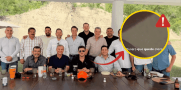 Group of Men Around a Long Outdoor Table; a Yellow Circle Highlights a Zoomed Area with a Warning Icon and the Spanish Text 'quiero Que Quede Claro'. - Especies Políticas