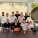 Group of Men Around a Long Outdoor Table; a Yellow Circle Highlights a Zoomed Area with a Warning Icon and the Spanish Text 'quiero Que Quede Claro'. - Especies Políticas
