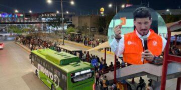 Crowd Lined Up at a Bus Terminal at Night, Next to a Green Bus; a Large Circular Image Shows a Man in an Orange Safety Vest Speaking into a Microphone. - Especies Políticas