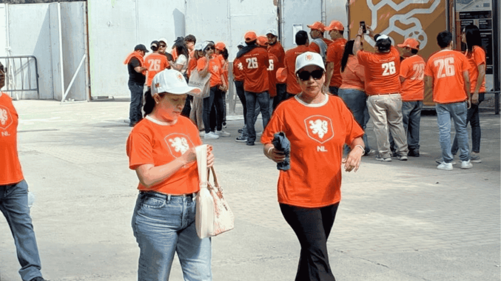 Supuesto Acarreo De Samuel Para El Informe De Sheinbaum , Igual Que Como Paso En El Evento De Los Países Bajos Durante El Mundial - Especies Políticas - Especies Políticas